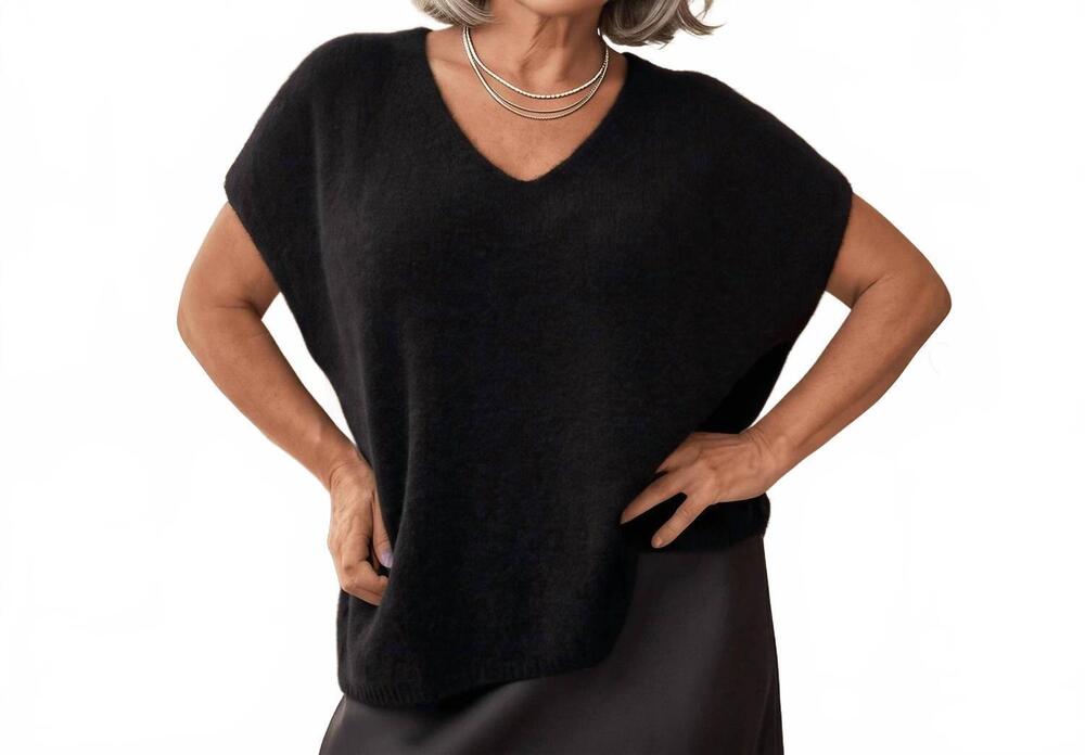 NEW JOYNA soft alpaca v-neck top in black